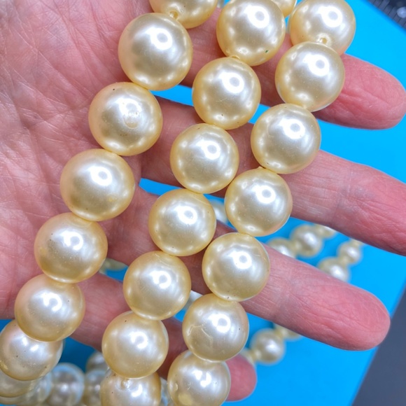 Vintage Chunky Pearls Triple Strand Necklace Gold Tone Granny Core Choker - Picture 9 of 11